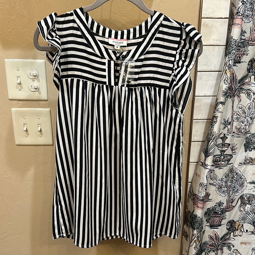 Andree by Unit Black and White Ruffled Bib Collar Tunic